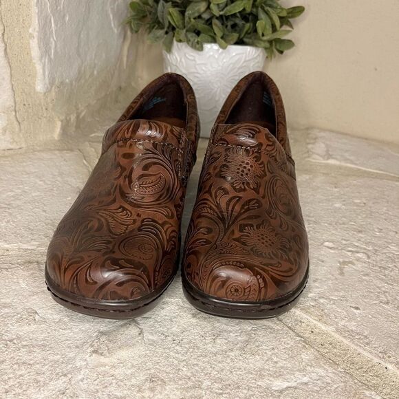 Yuu Bethanee Brown tooled mules sz 6.5 - Picture 3 of 6